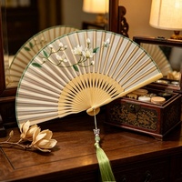 Éventail pliant traditionnel chinois peint à la main, cadre en bambou, soie, avec pompon, motif magnolia élégant, style ange, cadeau de mariage