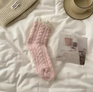 Kadınlar sıcak kış rahat süper yumuşak peluş ev uyku kabarık ekip bulanık terlik çorap