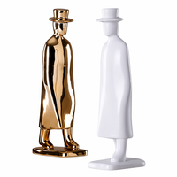 Statue de marcheur en résine faite à la main, plaquée or, chapeau blanc mat, sculpture d'art contemporain 32 cm, décoration pour hôtel et maison, cadeau