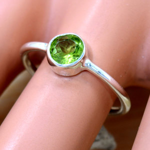 Adorable anillo de piedras preciosas de peridoto de diseño antiguo en plata de ley 925 pura con anillos originales hechos a mano de joyería de boda - Product Image 1
