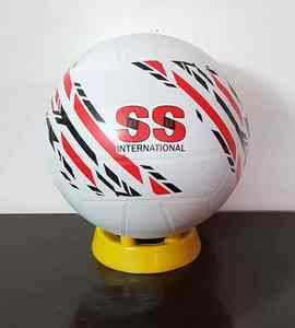 วอลเลย์บอลฝึกซ้อมคุณภาพพรีเมียมสัมผัสนุ่ม พร้อมถุงลมที่ทนทาน ใช้งานได้ยาวนาน เหมาะสำหรับการฝึกซ้อมในโรงยิม การฝึกซ้อมในสโมสร และสนามหลังบ้าน - Product Image 1