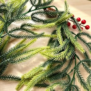 Guirlande de Noël Daoyuan 180 cm en aiguilles de pin de Norfolk avec baies rouges et cônes pour décoration de porte - Product Image 4