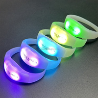 Bracelet LED en silicone, lumière clignotante, bracelet rythmique activé par le son