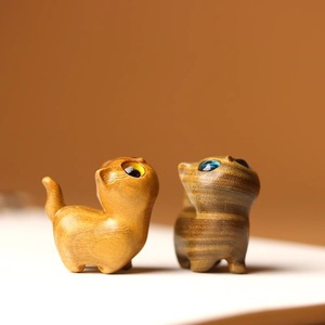 Gatto Curioso in Legno di Sandalo Verde Inciso, Giocattolo Creativo in Legno, Ornamento Portatile, Piccolo Regalo di Compleanno dalla Cina - Product Image 1