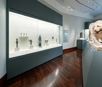 Maßgefertigte LED-beleuchtete Galerie-Wandvitrine, Museumsvitrine aus Glas für Kulturgüter und Skulpturen, Langlebig