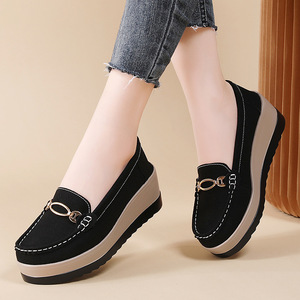 Nouvelles chaussures pour femmes de grande taille, style européen et américain, plateforme à semelle épaisse, faciles à enfiler, légères, élégantes, chaussures pour maman - Product Image 1