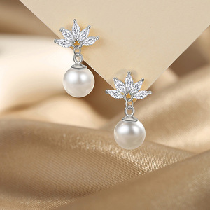 Orecchini a Perno con Fiore Stile Perla per Donne, Gioielli per Orecchie Floreali e Alla Moda - Product Image 5