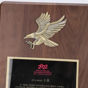 Producto Popular: Placa de Certificado Cuadrada Personalizada de Acrílico Marrón y Madera con Placa Plateada para Abogados y Licencias - Product Image 4