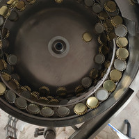 Machine automatique de pressage de capsules couronne pour bouteilles en verre de bière