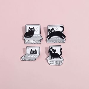 Pins de esmalte de alta calidad con diseño geométrico de avión cortado a láser - Product Image 2