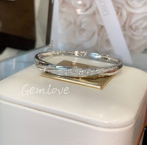 Lujoso brazo innovador de oro de 18 quilates diseñado exclusivamente para mujeres con diamantes redondos cultivados en laboratorio certificados por IGI - Product Image 3