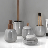 Ensemble d'accessoires de salle de bain écologiques en céramique gris clair, 5 pièces, distributeur de savon à pompe en bois d'acacia, porte-brosse de toilette