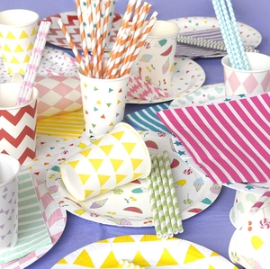 Vente chaude Divers Thème Série Assiettes À Dîner Jetables Biodégradables Assiette En Papier Vaisselle Ensemble Décorations De Fête Stock Vente