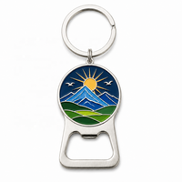 Porte-clés décapsuleur personnalisé, design randonnée en montagne et camping, cadeau pour les amateurs de plein air, vente en gros, décapsuleur porte-clés en émail souple