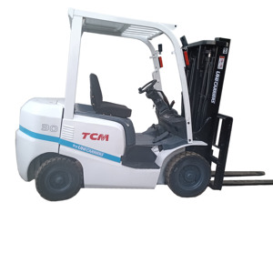 Carretilla Elevadora TCM FD30 Usada de 3 Toneladas, Diésel, Mástil de Dos Etapas, Operación Asentada, Desplazador Lateral Hidráulico, Alta Eficiencia y Bajas Horas de Trabajo, en Venta - Product Image 1