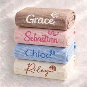 Couverture en tricot, couverture en coton personnalisée avec nom brodé pour poussette et décorations de chambre d'enfant, souvenir pour nouveau-né - Product Image 1