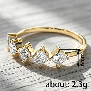 Anello Sottile con Cinque Pietre di Zirconia Cubica a Taglio Principessa per Donne, Gioiello Minimalista da Indossare Ogni Giorno - Product Image 5