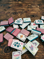 Nouvelles Tuiles de Mahjong Américain Populaires de 160 Pièces avec 3 Couches de Finition Rouge, Jeu de Société Pliable et Portable de 36 mm, Stock Original