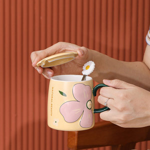 Venta al por mayor muestra gratis nueva flor creativa en relieve taza de café de cerámica personalizada taza de leche de porcelana grande tazas de té para parejas con tapa - Product Image 4