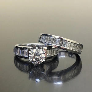 แหวนหมั้นเพชรทองคำขาวสำหรับผู้หญิง รุ่น Q767 ทรงกลมเจียระไนแบบบริลเลียนท์ ประดับเพชรทรงบาแกตต์ด้านข้าง สี G เพชรธรรมชาติ - Product Image 2