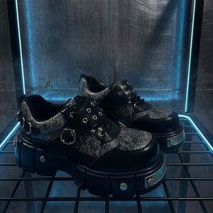 Zapatos de plataforma estilo punk con textura agrietada, parte superior de patchwork, decoración de ojales metálicos y hebilla con anillo en D, suela gruesa, con cordones y cierre de velcro - Product Image 1