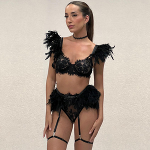 Ensemble de lingerie féminine en plumes écologiques Ricamo Di Piume, soutien-gorge et culotte en plumes voluptueuses, Vedere Attraverso, best-seller - Product Image 1