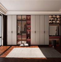 Armoire sur mesure haut de gamme avec panneaux en bois massif, design noir et blanc et organisation intérieure
