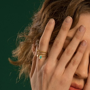Anillo Apilable de Acero Inoxidable Chapado en Oro Estilo Francés con Gema de Esmeralda para Mujer - Product Image 5