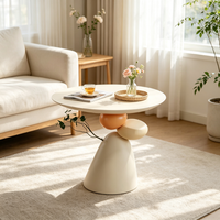 Table basse sculpturale en résine Wabi-Sabi avec un design de forme organique moderne pour la décoration de la chambre et de l'appartement