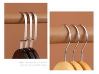 Cintres en bois personnalisés pour hôtels et blanchisseries de la marque Lavinia Hanger Factory