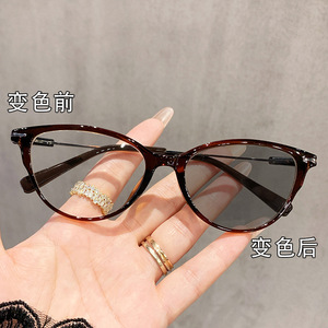 Gafas fotocromáticas estilo ojo de gato coreano para mujer con protección contra la luz azul, montura estrecha de PC y puente medio. - Product Image 5