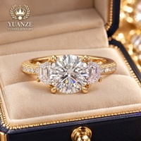 S925 Sterling Silber 18K Vergoldet VVS Moissanit Drei-Stein-Ring mit Individueller Gravur Luxuriöser Damen-Ehering Weihnachtsgeschenk Feiner Schmuck
