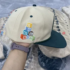Benutzer definierte 5-Panel-Kappe mit Puffstickerei-Logo, benutzer definierte Metall clip hüte auf der Rückseite, hochwertige Stick kappe
