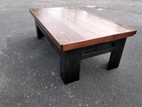 Table basse moderne en bois avec rangement dissimulé pour le salon