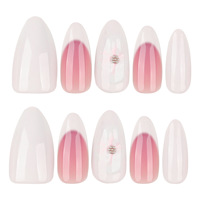 Faux ongles courts en amande à presser, style French manucure avec motif floral 3D pour femmes, pour un usage quotidien et l'art des ongles.