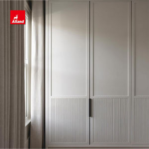 Porte à panneau perlé cannelé en bois massif d'Alland Armoires de cuisine intelligentes peintes en blanc et îlot avec armoire à base de grain de bois - Product Image 5