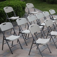 Chaise pliante blanche moderne et portable en HDPE empilable avec cadre en acier résine bois métal pour le jardin ou la salle à manger