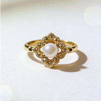 Anillo de Plata 925 de Primera Calidad con Perla y Baño de Oro de 18K, con una Estética Clásica Preferida por Influencers e Íconos de Estilo
