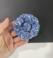 Ornements de corsage de camélia en forme de Nibu 6.8 cm de diamètre petite fleur parfumée avec dentelle de tissu de maille de broche pour une utilisation de vêtement