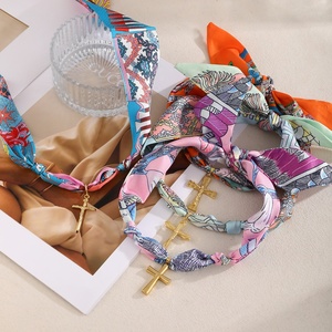 Kalung Syal Sutra Wanita Asu Trendy Bermotif Warna-warni dengan Liontin Salib Emas - Product Image 2