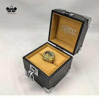 Boîte à bague de championnat personnalisée en similicuir noir effet crocodile avec intérieur en velours orange pour bijoux fins