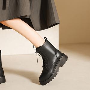 Botines de Estilo Británico para Otoño/Invierno, de Cuero Vacuno Negro con Forro de Piel, Punta Redonda y Cierre de Cordones - Product Image 5