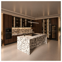 Meuble de cuisine moderne sur mesure en verre avec îlot central en dalle de marbre, armoire à vin et éclairage LED