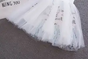 थोक कार्बनिक डिजाइनर बच्चे को कपड़े वस्त्र नवजात शादी सफेद फीता ग्रीष्मकालीन पोशाक के साथ फूल