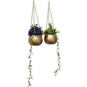 Pots de fleurs suspendus plaqués or avec chaînes pour décoration murale, design minimaliste moderne, jardinières pour plantes et fleurs d'intérieur - Product Image 1