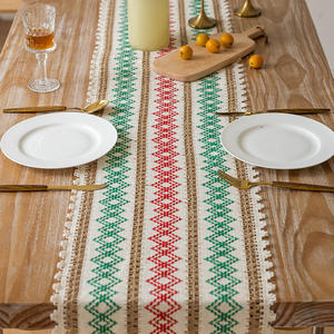 Chemin de table brodé élégant, motif de cœurs rouges et blancs, tissu en polyester lavable pour salon et salle à manger - Product Image 5