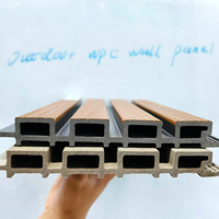 Panneau mural extérieur en WPC protégé contre les UV, revêtement décoratif robuste, panneau de bardage mural en WPC pour les projets de construction en extérieur