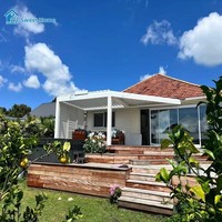 Maison d'été moderne bioclimatique motorisée en aluminium, étanche, résistante au vent, durable, avec éclairage LED extensible pour l'extérieur