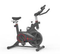 Bicicleta de spinning con cuadro de acero, capacidad de 150 kg, transmisión por correa, resistencia a la fricción y asiento ajustable.