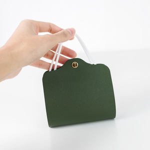 En stock, ce clip pour masque portable en cuir PU jetable est de style coréen simple et idéal pour ranger les masques faciaux. - Product Image 3